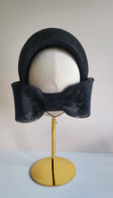 Load image into Gallery viewer, Black Ridged 4" Wide Fascinator Headband with Back Bow – Wedding &amp; Race Day Hat "Willow"